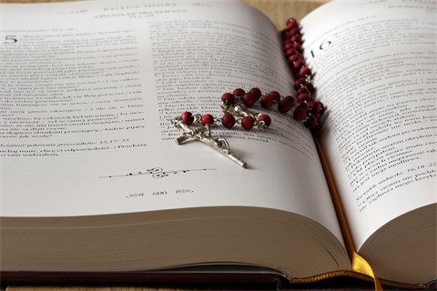 beads-bible-blur-236339