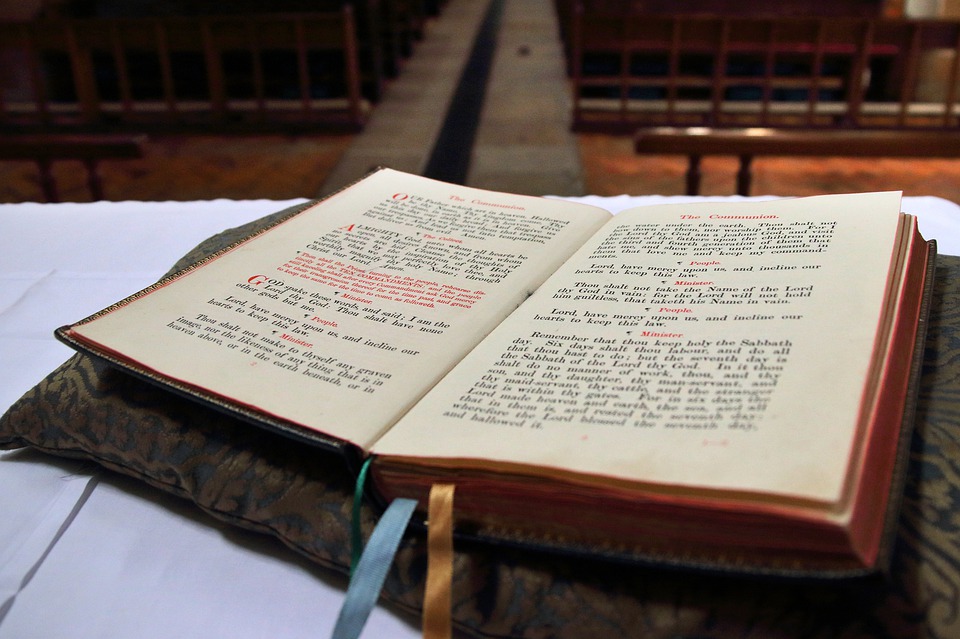 https://pixabay.com/photos/bible-church-jesus-religion-faith-4571332/