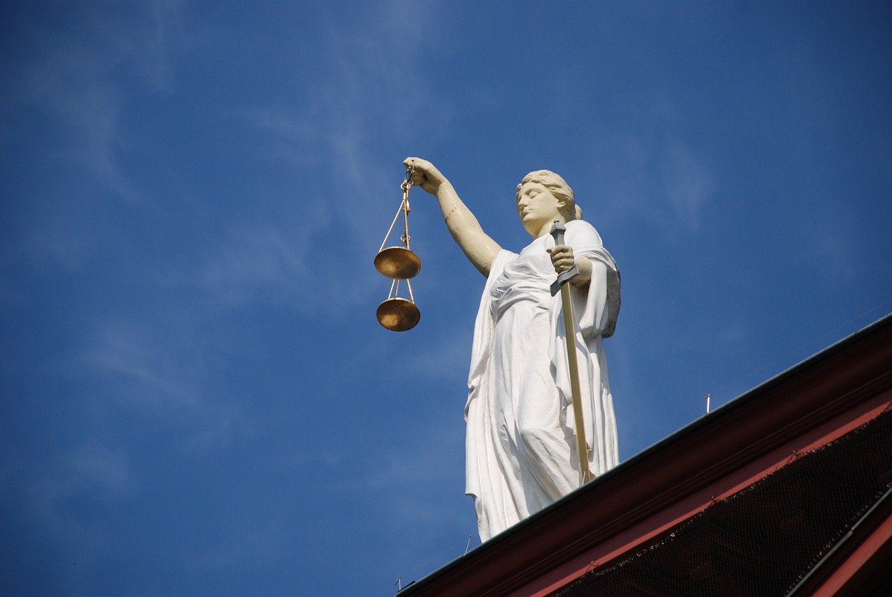 https://pixabay.com/cs/photos/jurisdikce-pan%C3%AD-spravedlnost-677940/