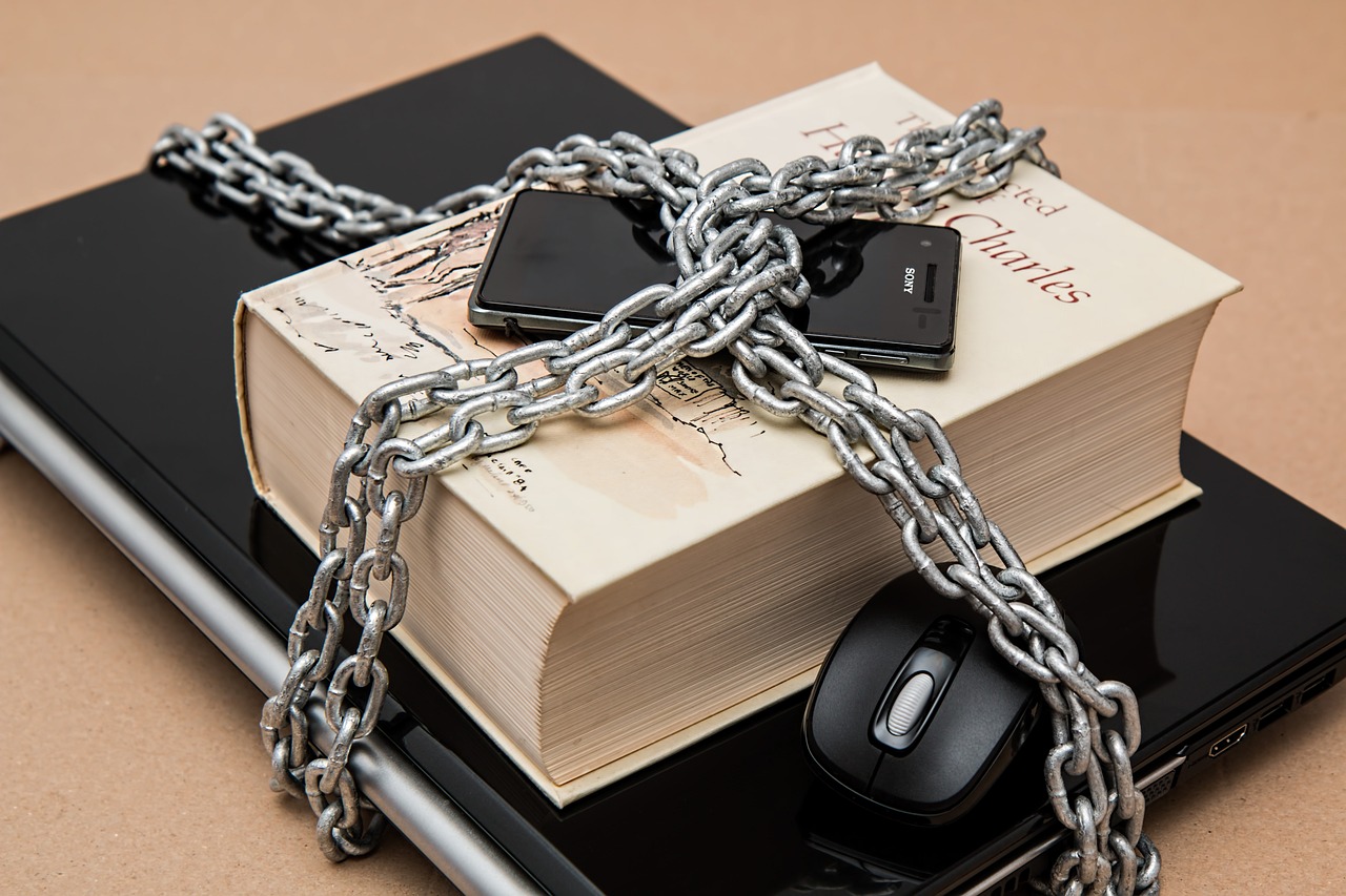 https://pixabay.com/cs/photos/cenzura-omezen%C3%AD-svoboda-projevu-610101/
