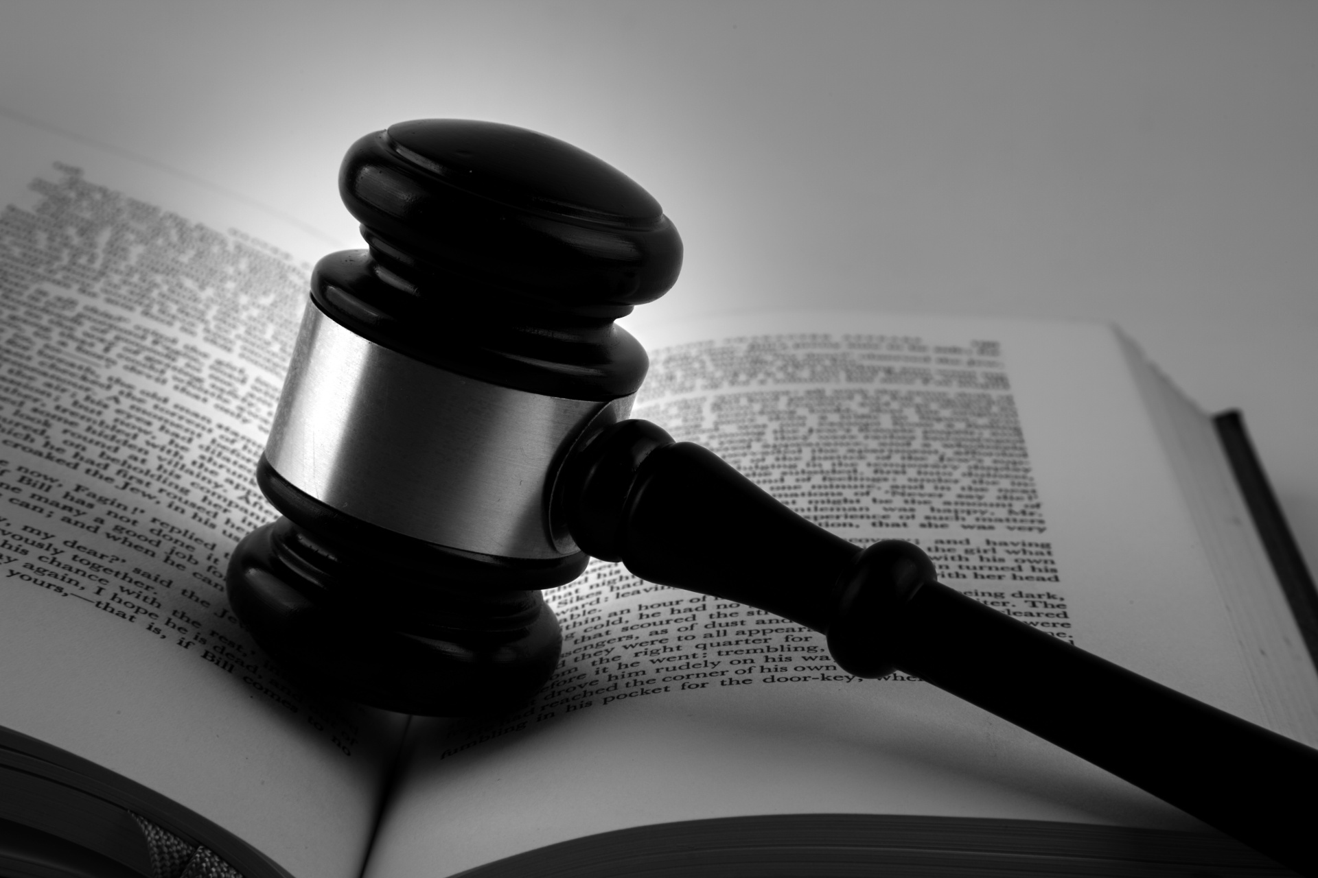 https://www.publicdomainpictures.net/pictures/170000/velka/judge-gavel-1461291328XaU.jpg